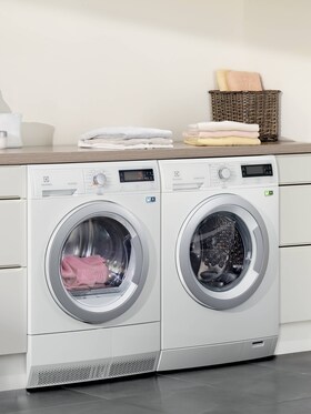 UltraCare Eco çamaşır makinesinin yanında DelicateCare kurutma makinesi