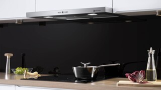 Bir indüksiyonlu ocaktaki pişirme kabının üstündeki Electrolux davlumbaz
