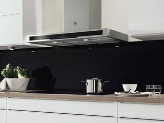 Tezgahın dışına çıkan bir Electrolux davlumbaz