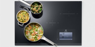 Electrolux Infinite Combi İndüksiyonlu ocağın FreeZone bölgesinde üç tava