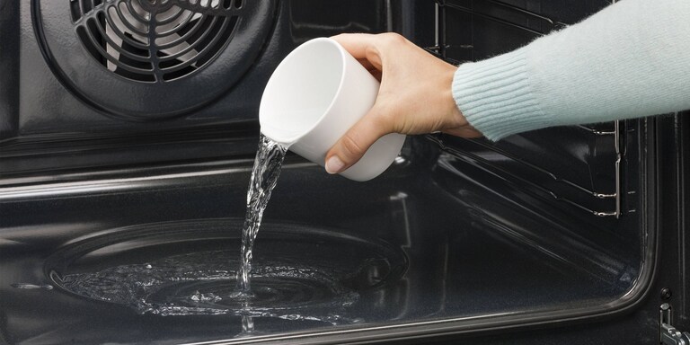 Fırın boşluğuna su döken birisi