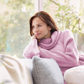 Yünlü kazağını çok seven bir kadın